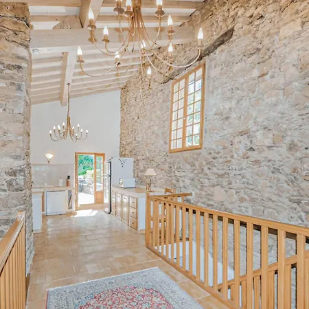 3 Bedroom Cozy In * Taulis